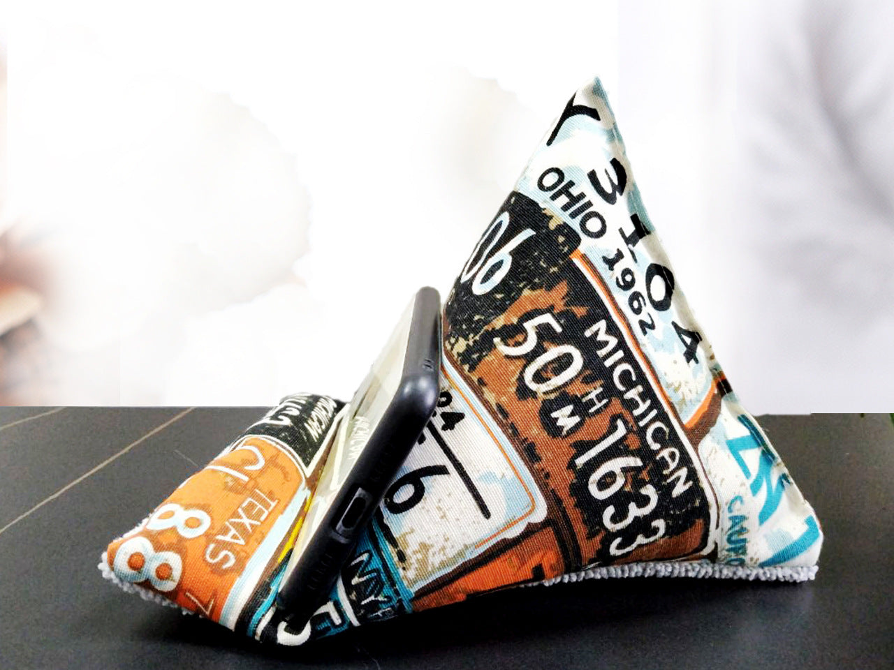 Support Mobile en Tissu – Design Géométrique & Confort Mains Libres